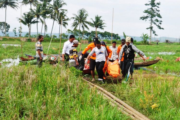 Warga dan tim SAR mengevakuasi seorang pemancing tewas tenggelam di danau Rawapening, Kecamatan Banyubiru, Kabupaten Semarang, Selasa (16/1/2018) siang.
