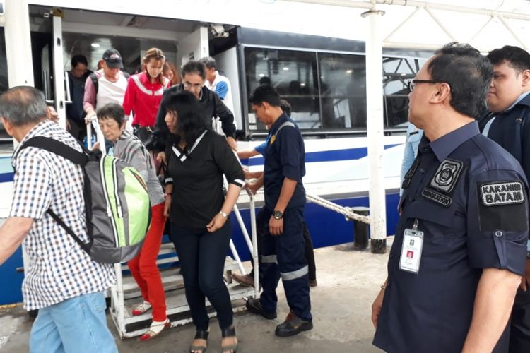 Kepala Kantor Imigrasi Kelas I Khusus Batam, Lucky Agung Binarto melakukan sidak di Pelabuhan Internasional Batam Centre. Dari sidak tersebut ada beberapa wisatawan asing yang dideportasi, JUmat (30/3/2018)