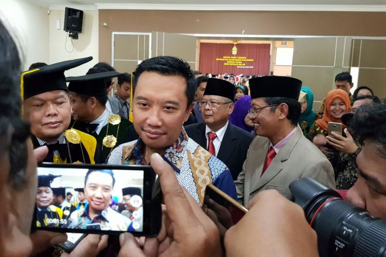 Menpora Imam Nahrowi seusai memberikan orasi ilmiah di UIN Semarang, Jumat (6/4/2018). 