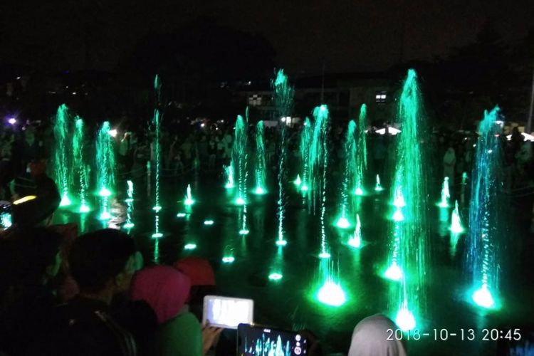 Wali Kota Tasikmalaya Budi Budiman meresmikan air mancur warna-warni sekaligus membuka acara Tasikmalaya Oktober Festival di Tugu Adipura, Jalan HZ Mustofa, Kota Tasikmalaya, Sabtu malam (13/10/2018).