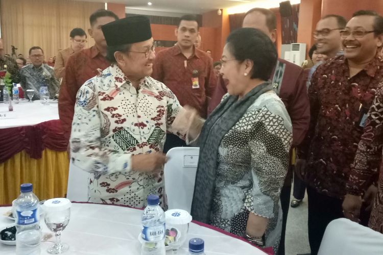 Presiden RI ketiga Bacharuddin Jusuf Habibie dan Presiden Kelima RI Megawati Soekarnoputri dalam acara dialog kebangsaan di Gedung LIPI. Keduanya terlihat akrab