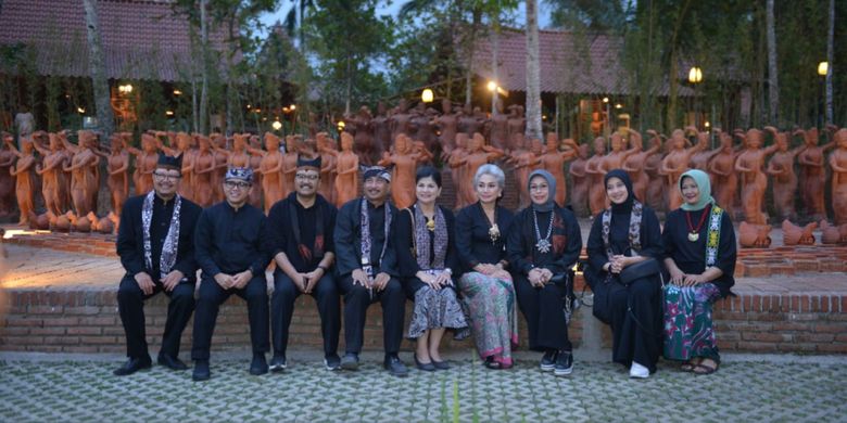 Menteri Pariwisata Arief Yahya berfoto di Taman Gandrung Terakota Jawa Jiwa Ijen Resort Banyuwangi, Sabtu (20/10/2018) malam.