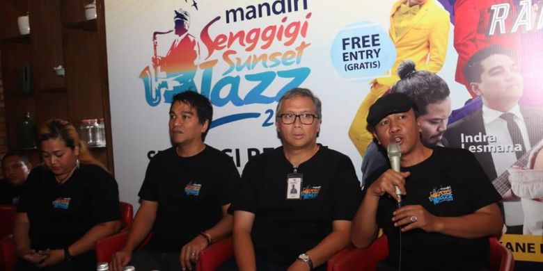 Pihak penyelenggara dan pengisi acara menggelar jumpa pers Mandiri Senggigi Sunset Jazz 2018 di Tartine fX, Sudirman, Jakarta, Selasa (27/11/2018). Mandiri Senggigi Sunset Jazz 2018 digelar Minggu, 9 Desember. 