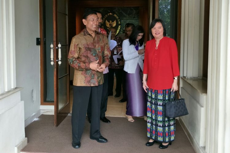 Menteri Koordinator Bidang Politik, Hukum dan Keamanan Wiranto bertemu dengan Duta Besar Myanmar untuk Indonesia, Ei Ei Khin Aye di Kemenko Polhukam, Jakarta Pusat, Senin (30/10/2017).