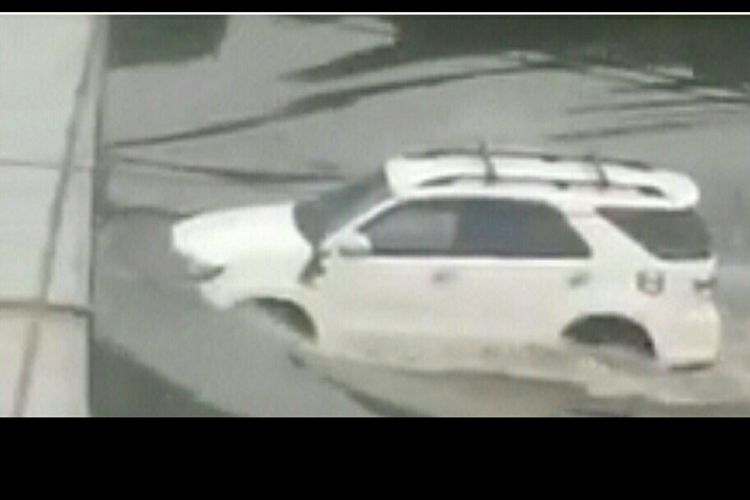 Potongan video yang memperlihatkan sebuah mobil jenis SUV yang tetap jalan meski di tengah banjir.