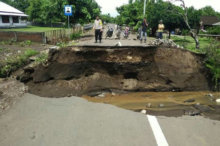 Kondisi jembatan penghubung antardesa di Kecamatan Tambora, Kabupaten Bima yang ambruk diterjang banjir luapan sungai pada Jumat malam (22/3)