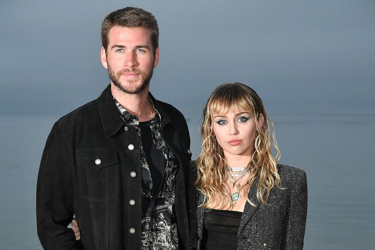 Pasangan Liam Hemsworth dan Miley Cyrus menghadiri peragaan busana Saint Laurent Mens Spring Summer 20 di Malibu, California, pada 6 Juni 2019. 