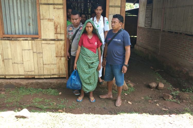 Saat tersangka RR (39) ditangkap Polisi di Dusun Tanakepi, Desa Tanarawaa, Kecamatan Waiblama, Kabupaten Sikka, Senin (25/3/2019).