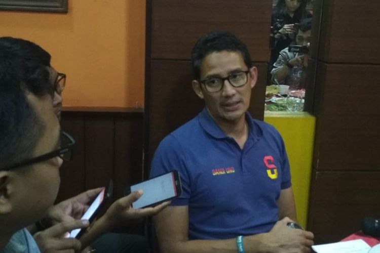 Sandiaga Uno saat diwawancara wartawan usai berkampanye di Kabupaten Sidrap, Sulawesi Selatan, Kamis (28/3/2019).
