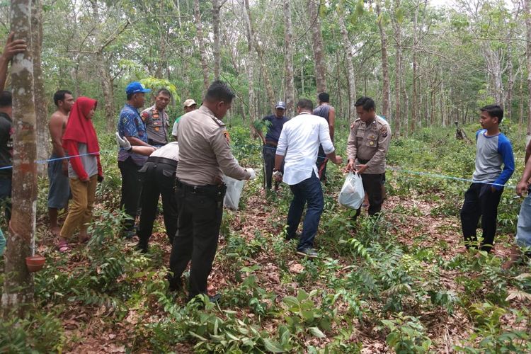 Pihak kepolisian melakukan olah TKP pada temuan kerangka manusia di Desa Tani Makmur, Kecamatan Rengat Barat, Inhu, Riau, Jumat (19/4/2019). Dok. Polres Inhu