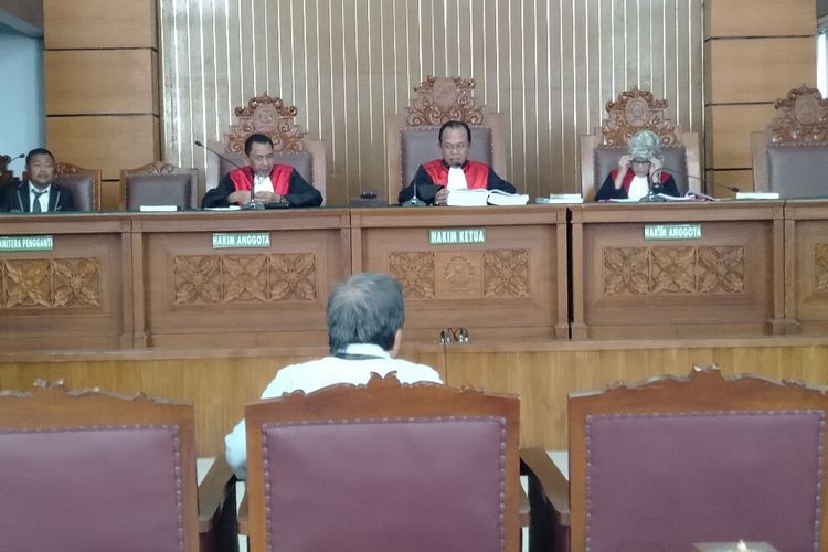 Rocky Gerung Bersaksi di Persidangan Penyebaran Berita Hoaks Dengan Terdakwa Ratna Sarumpaet di Pengadilan Negeri Jakarta Selatan, Selasa (23/4/2019)
