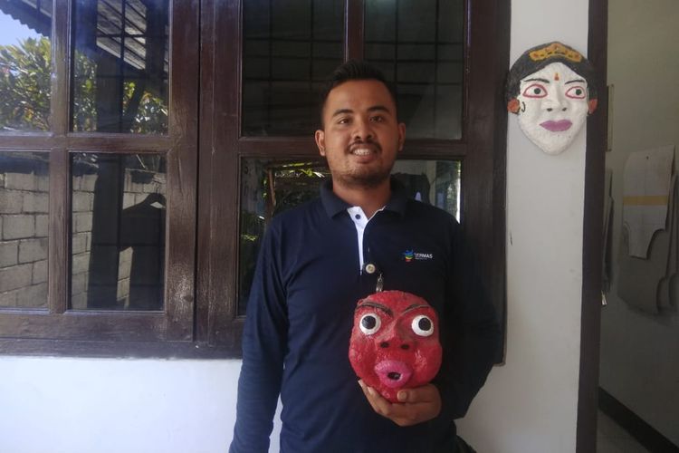Kadek Arimbawa melukis, membuat topeng serta patung di Rumah Berdaya Denpasar, komunitas orang dengan gangguan jiwa yang didirikan oleh dr I Gusti Rai SpKJ, spesialis kejiwaan dari Bali.