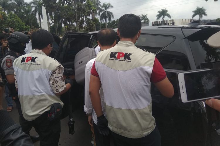 Sebagian Tim Penyidik KPK membawa Kepala Dinas PUPR Kota Tasikmalaya Adang Mulyana, ke mobil KPK, Rabu (24/4/2019). 