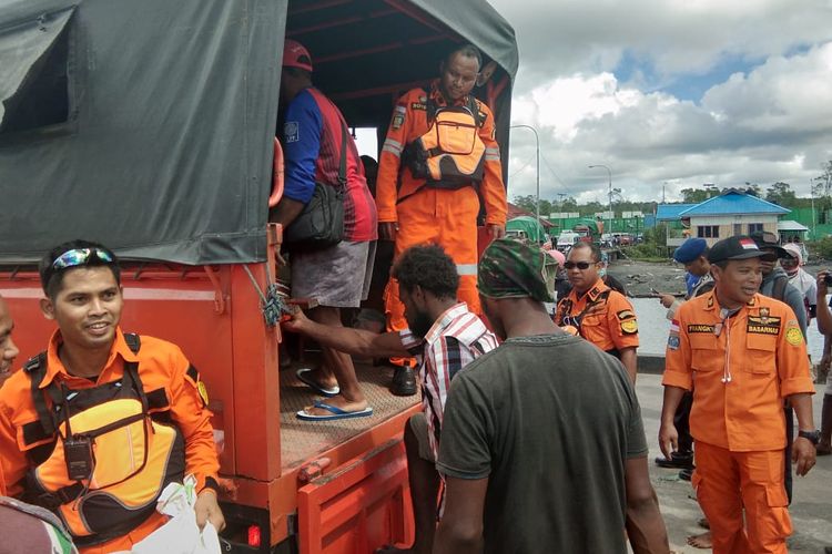 Korban longboat yang berhasil ditemukan saat akan dievakuasi ke Kantor SAR Timika, Selasa (14/5/2019)
