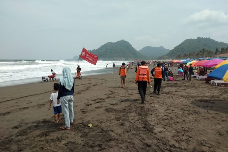 Tim SAR Gabungan melakukan penyisiran di sepanjang Pantai Suwuk, Kecamatan Puring, Kebumen, Jawa Tengah, Jumat (7/6/2019) pasca hilangnya dua wisatawan akibat terseret gelombang.