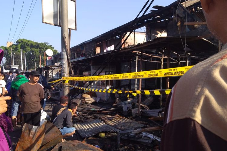 Sejumlah pedagang tengah melihat sisa kebakaran di Pasar Ujungberung Bandung, Senin (10/6/2019).