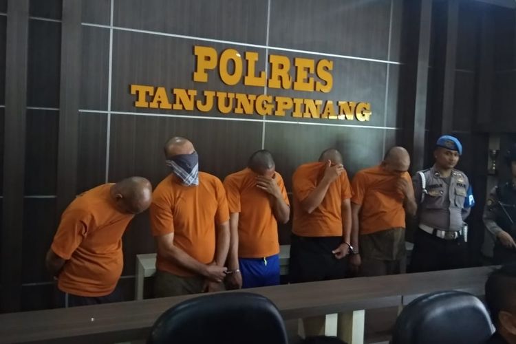 Jajaran Satuan Reserse Narkoba Polres Tanjugpinang berhasil mengungkap aksi pesta sabu yang dilakukan 3 Aparatur Sipil Negara (ASN) dan 1 Honorer dilingkungan Provinsi Kepri serta 1 karyawan swasta.