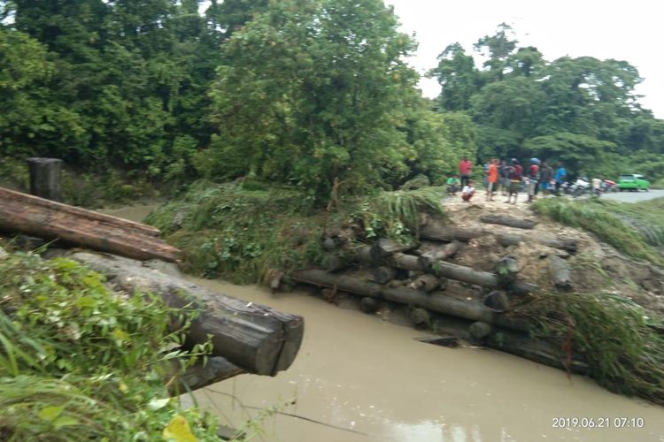 Kondisi Sungai Sungwai, Distrik Bonggo, Kabupaten Sarmi, Papua, pada Jumat (21/06/2019). Sebelumnya dilokasi tersebut terdapat sebuah jembatan kayu