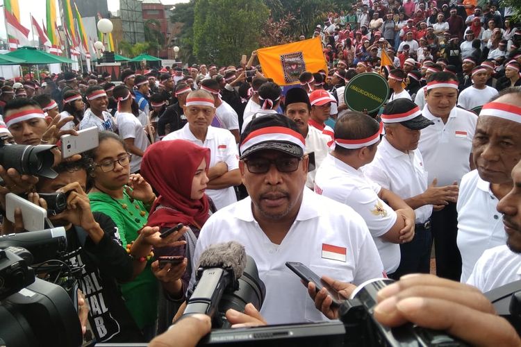 Gubernur Maluku, Murad Ismail saat diwawancarai sejumlah wartawan usai mengikuti acara Deklarasi Maluku Cinta Damai di kawasan Gong Perdamaian Dunia, Kota AMbon, Jumat (28/6/2019)