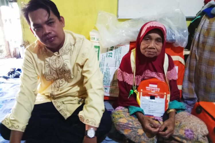 Inar Amit Undal (85) nenek di Banjarmasin, Kalimantan Selatan, yang berhasil naik Haji setelah menabung selama 15 tahun.