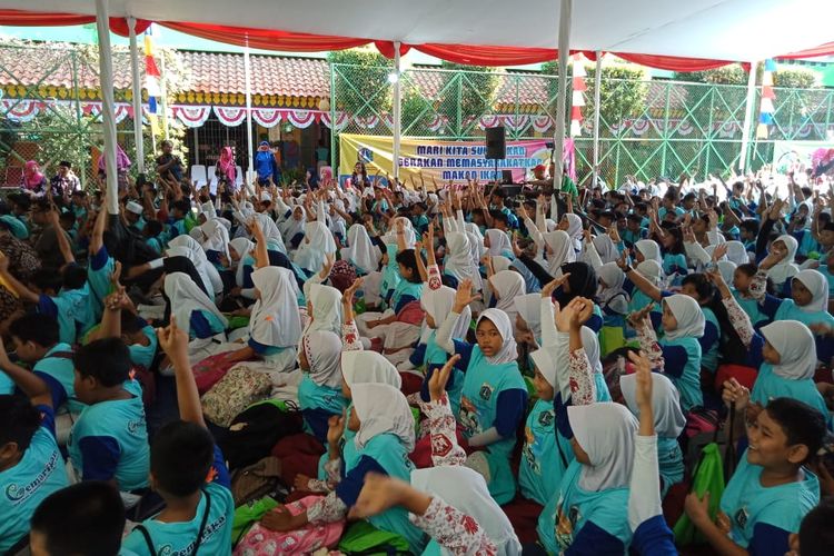 Sebanyak 1.200 siswa SD di Jakarta Selatan, Kamis (1/8/2019), ikut kampanye makan ikan setiap hari