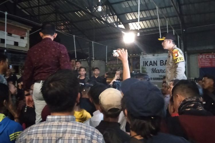 Kapolres Metro Jakarta Selatan Kombes Pol Indra Jafar Naik keatas meja tenangkan masa yang ricuh, Selasa (2/8/2109)
