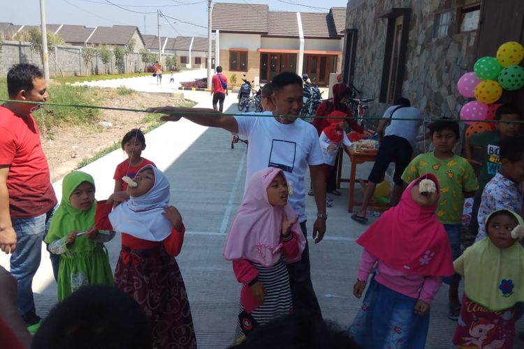 Panitia lomba Hari Kemerdekaan ke-74 RI, Candrawan, saat mengarahkan anak-anak peserta lomba di perumahan di kawasan Baleendah, Kabupaten Bandung, Sabtu (17/8/2019).