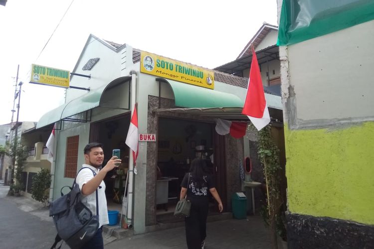 Warung soto ini berada di alan Teuku Umar, Solo, Jawa Tengah dan mudah dijangkau dari tempat jual-beli barang antik, Pasar Triwindu