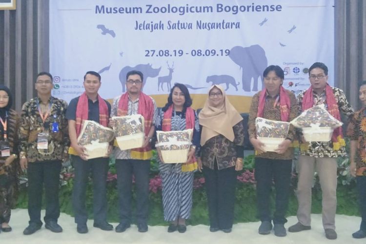 Pembagian souvenir bantal dan kain dengan tema satwa Indonesia dari hasil desain perlombaan yang diadakan panitia Museum Zoologi Bogor.