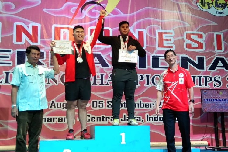 Atlet Kalimantan Timur, Rizky, meraih tiga medali emas di The 2nd Indonesia International Weightlifting Championships 2019 yang digelar di GOR Tri Lomba Juang, Semarang, Rabu (4/9/2019).
