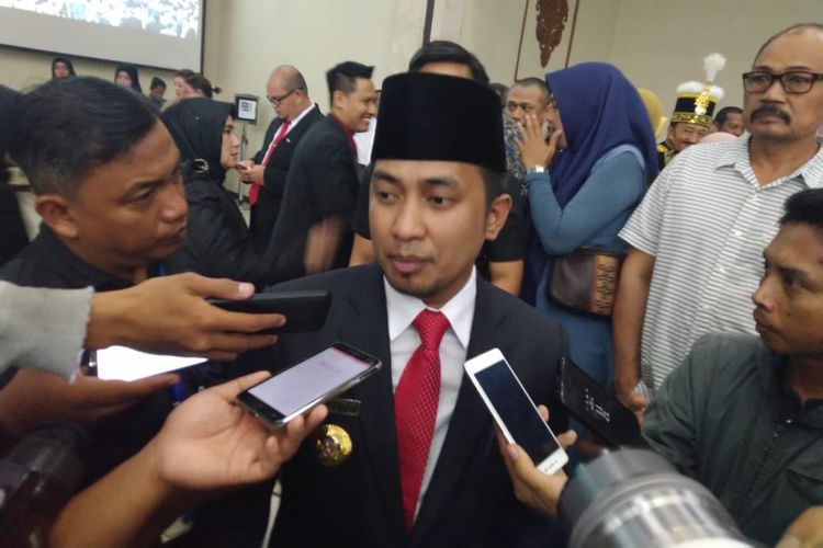 Bupati Penajam Paser Utara (PPU) Abdul Gafur Masud saat diwawancarai awak media di Kantor DPRD Kaltim Jalan Teuku Umar Samarinda Senin (2/9/2019). 