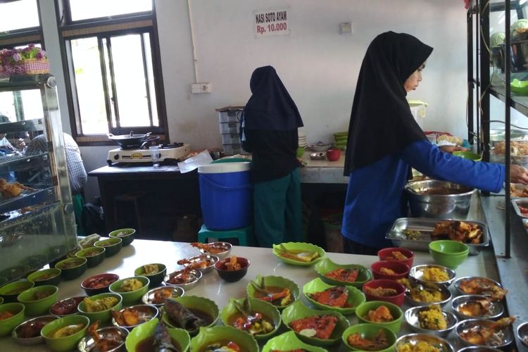 Di lokasi Workshop di Universitas Hassanuddin (Unhas), berbagai jenis dagangan bertebaran. Di jam makan siang, keramaian akan bertambah dua kali lipat.