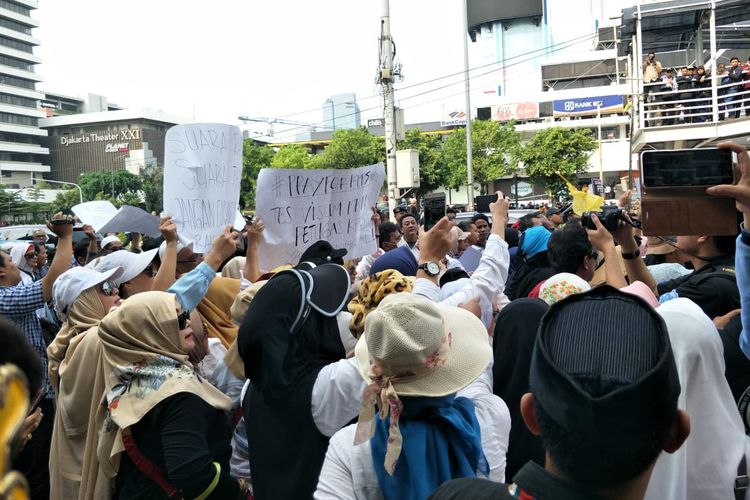 Sejumlah massa berkumpul dan berdemo di depan Bawaslu, Jakarta Pusat, Kamis (9/5/2019).