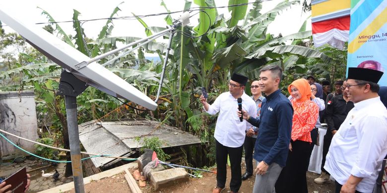 Gubernur Jawa Barat Ridwan Kamil saat mengunjungi salah satu desa di Jawa Barat yang termasuk dalam program Desa Digital. 