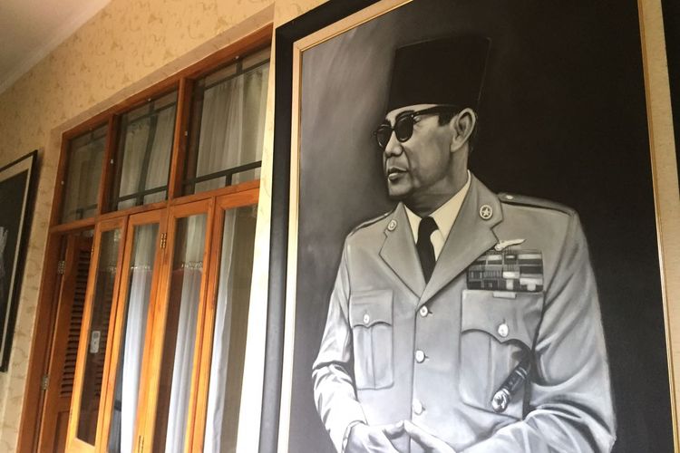 Berbeda dengan kantor-kantor pada umumnya, bangunan ini menyuguhkan banyak lukisan, mulai pemimpin Indonesia sampai pemimpin dunia. Lukisan Soekarno, Bung Hatta, Soeharto, BJ Habibie, Gus Dur, Jenderal Soedirman, hingga M. Jusuf terpampang di sini.