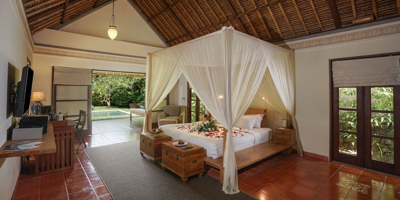 Villa dengan kolam renang pribadi di Plataran Canggu Resort Bali.