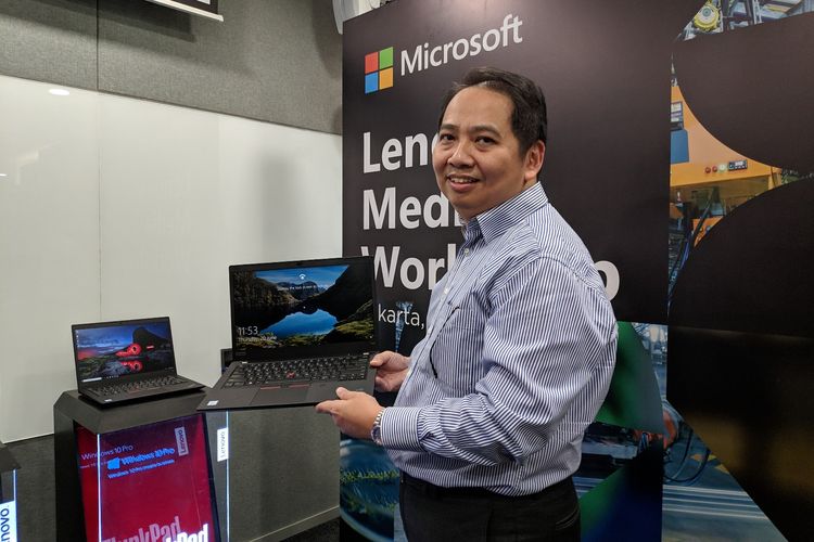 Azis Wonosari, PCG Presales Manager Lenovo Indonesia, saat memperkenalkan empat seri ThinkPad terbaru di Kantor Lenovo di Jakarta, Kamis (20/6/2019).