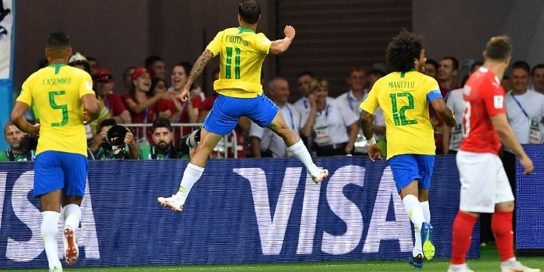 Philippe Coutinho merayakan keberhasilannya mencetak gol pada laga Brasil vs Swedia di Rostov Arena, 17 Juni 2018. 