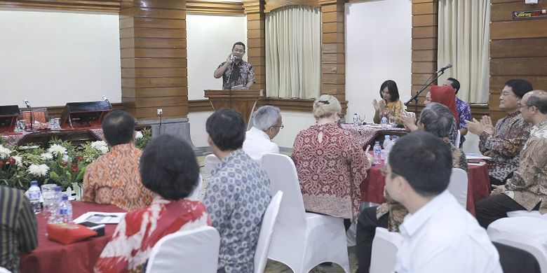 Sambutan Wali Kota Semarang Hendrar Prihadi tentang Kick Off Meeting Penyusunan Outline Bussiness Case (OBC) Project Pembangunan Instalasi Pengolah Sampah Menjadi Energi Listrik Berbasis Teknologi Ramah Lingkungan di ruang Komisi Kompleks Balai Kota Semarang, Selasa (22/1/2019).
