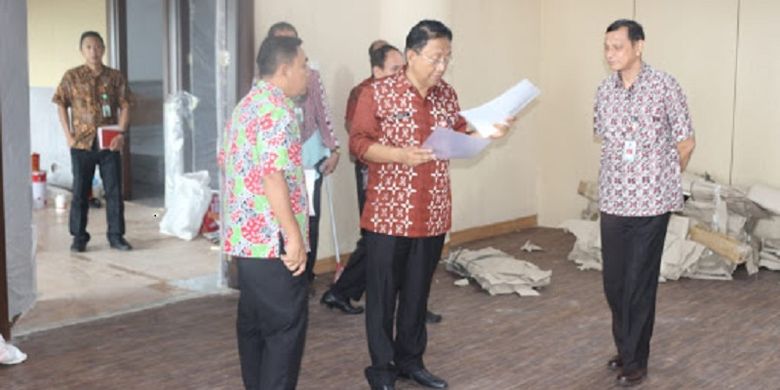 Sekda Pemprov Sulut tengah menyidak sejumlah ruangan di kantor Gubernur.