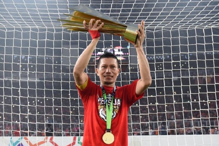 Bek Persija Jakarta, Ismed Sofyan merayakan keberhasilan timnya menjuarai Liga 1 2018 usai laga Persija vs Mitra Kukar di SUGBK, Jakarta, Minggu (9/12/2018).