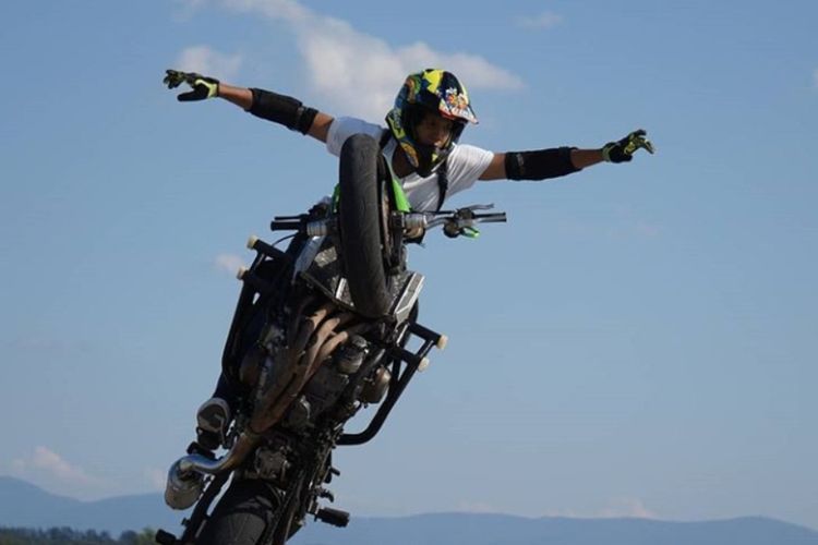 Ghanni  Grimaldi, seorang stunt rider Indonesia saat menunjukan kepiawaiannya di kejuaraan W-Tech Czech StuntDay International Streetbike Competition di Ceko, 17-19 Agusus 2018.