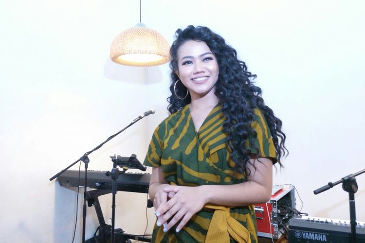 Yura Yunita menjalani sesi pemotretan untuk media dalam jumpa pers peluncuran klip video Harus Bahagia di Kopi Nalar Kafe, Kebayoran, Jakarta Selatan, Selasa (3/4/2018).