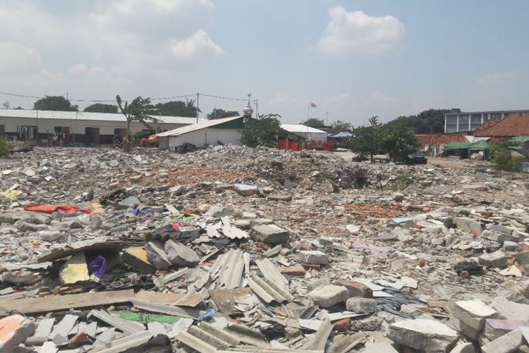 Puing sisa bangunan masih berserakan di lahan bekas Kampung Akuarium, Jakarta Utara, Rabu (11/4/2018).