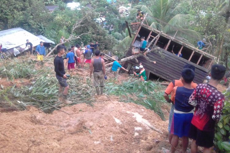 Salah satu rumah warga yang terkena longsor di Dusun Medeng, Desa Sungkung II, Kecamatan Siding, Kabupaten Bengkayang, Kalimantan Barat. Peristiwa itu mengakibatkan tiga warga tewas, Jumat (1/2/2019).