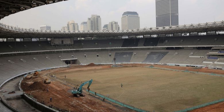 Pekerja menyelesaikan proyek renovasi di Stadion Utama Gelora Bung Karno (GBK) Jakarta, Jumat (17/3/2017). Kawasan Gelora Bung Karno (GBK) yang akan menjadi venue penyelenggaraan Asian Games XVIII 2018 mendatang bakal direnovasi dengan standar internasional untuk pertandingan olahraga dan ditargetkan selesai pada November 2017.