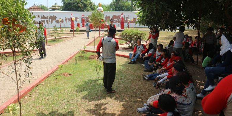 Wisatawan mengunjungi obyek wisata bersejarah, Tugu Kebulatan Tekad di Rengasdengklok, Karawang, Jawa Barat, Sabtu (19/8/2017) siang. Pasca Hari Kemerdekaan Republik Indonesia,  wisatawan masih berkunjung ke obyek-obyek wisata bersejarah di Rengasdengklok.