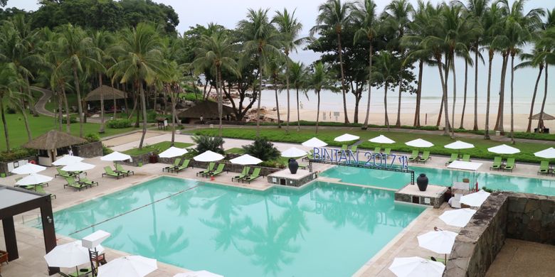 Perubahan Club Med Bintan (2016-2017), mulai terlihat dari fasilitas utamanya. Di depan resort kolam renang dengan sentuhan biru muda yang menyegarkan dikelilingi pepohonan hijau.