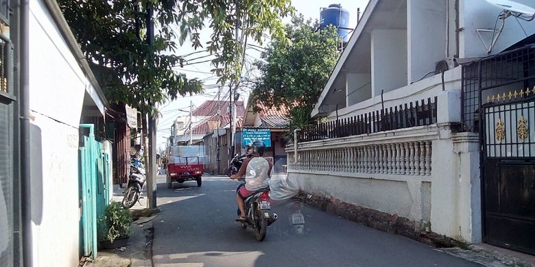 Salah gang atau jalan sempit di kawasan DKI Jakarta. Gang atau jalan sempit ini kerap dijadikan jalan tikus karena padatnya arus lalu lintas di jalan utama.