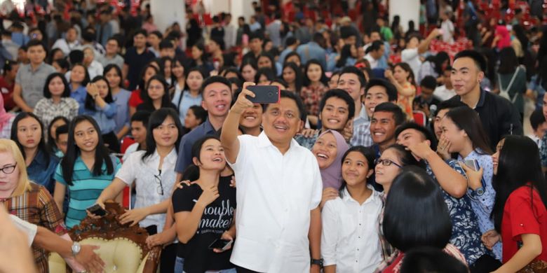 Usai talkshow Membumikan Pancasila Di Era Milenial, Gubernur Olly mengajak wefie para mahasiswa Universitas Sam Ratulangi, Rabu (24/10/2018). 